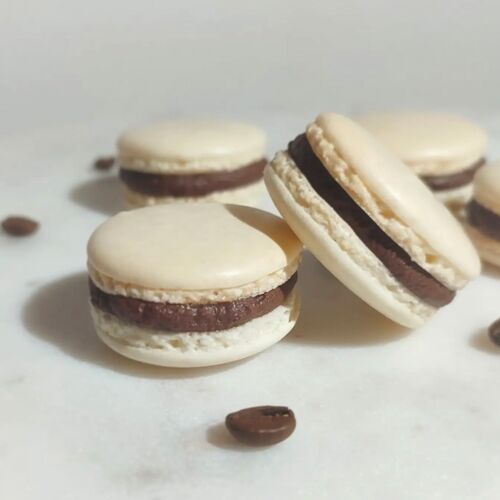 Macarons handgemacht mit Kaffeebohnen