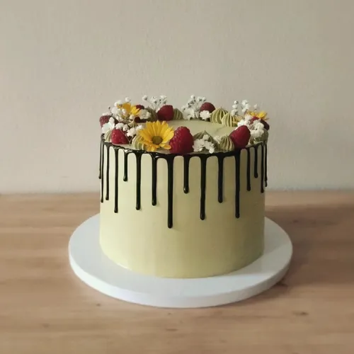 verzierte Torte mit Schokolade, Blüten und Früchten